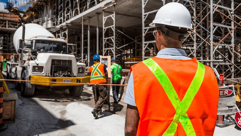 Responsabile del servizio di prevenzione e protezione che assiste ad un cantiere